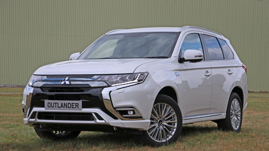 Mitsubishi Outlander PHEV 2018 года  (UK) (фото 8 из 25)